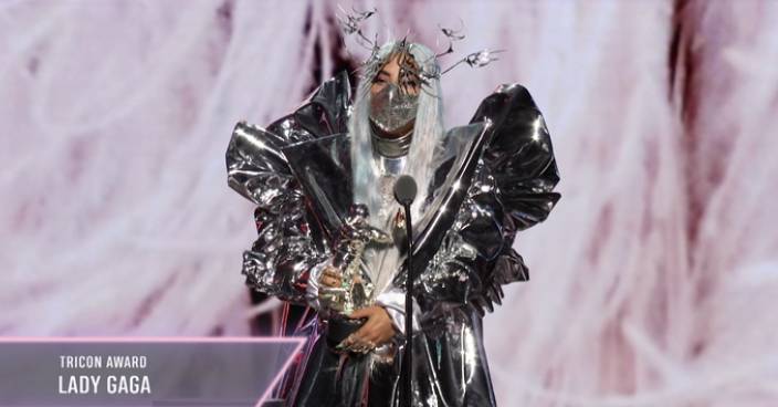 奪五獎成VMA大贏家 Lady Gaga狂換誇張面罩