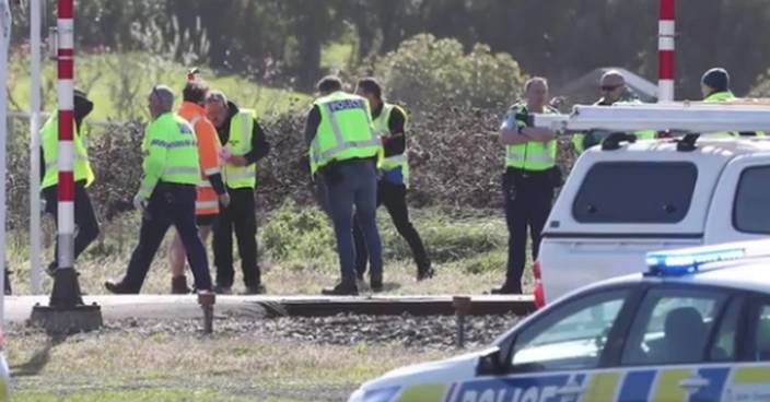 紐西蘭火車與校車相撞 校巴司機身亡幾十學童傷