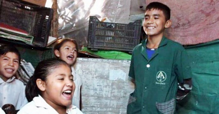 9歲男童為讓貧窮小孩學習 在家旁空地自辦學校授課　