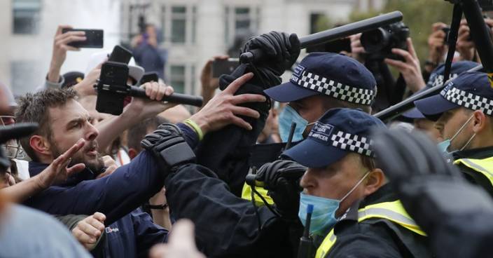 倫敦示威者抗議抗疫限制措施 警民衝突最少12人傷拘16人　