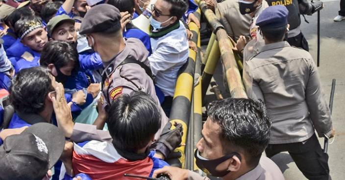 印尼新就業法案惹民怨 觸發示威爆衝突23人被捕