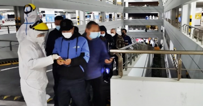 上海再增兩宗本地個案 浦東機場人員分批接受核酸檢測