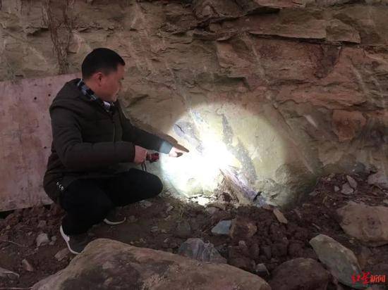 四川自貢市民散步時，發現疑似恐龍化石