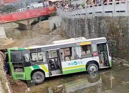 陽江公交車墜入水溝9人受傷！司機已被控制