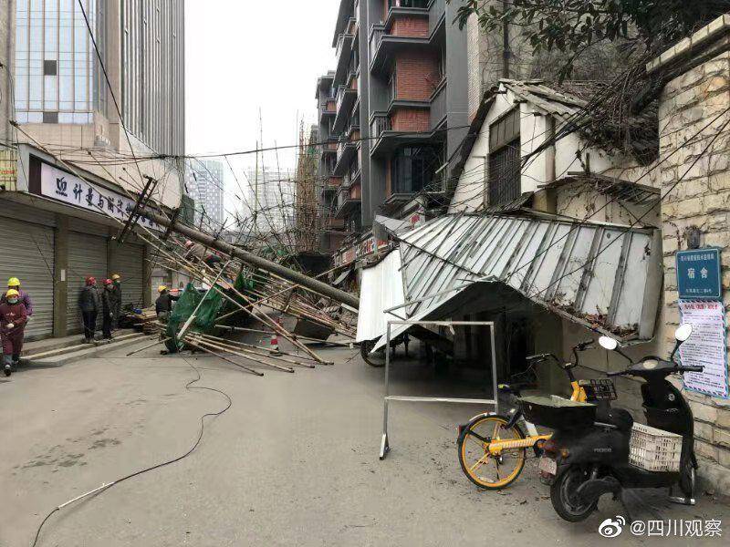 突發！成都一改造樓房外牆架倒塌