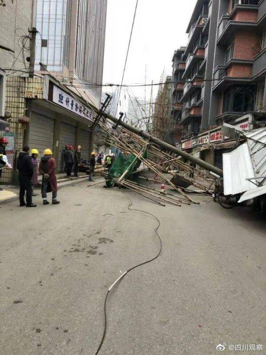 突發！成都一改造樓房外牆架倒塌