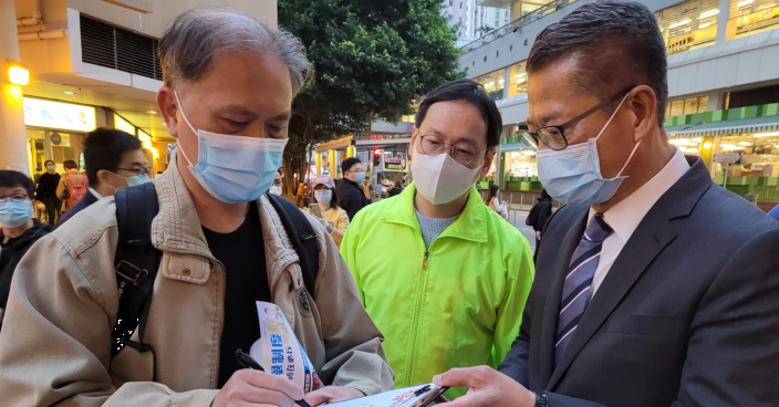 陳茂波落街站簽名支持人大決定：讓香港長治久安的關鍵一步