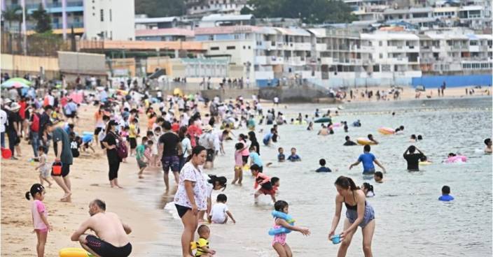 長假第二天長洲沙灘大批遊客 有市民稱不擔心受感染