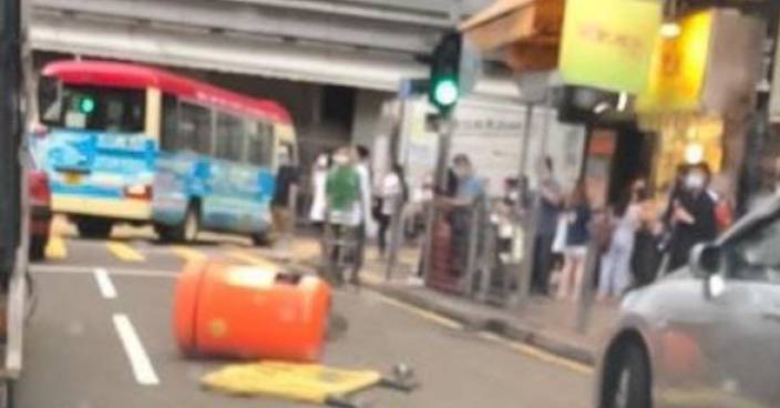 警方譴責黑衣人旺角雜物堵路 紅隧往香港方向設路障