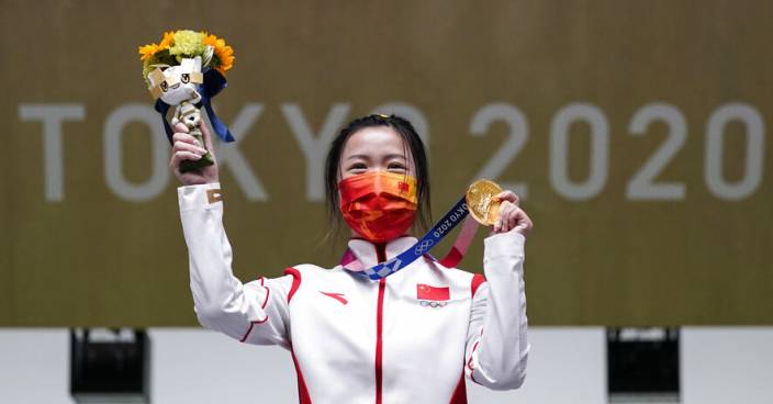 中國代表團首金！00後楊倩奪得10米氣步槍金牌