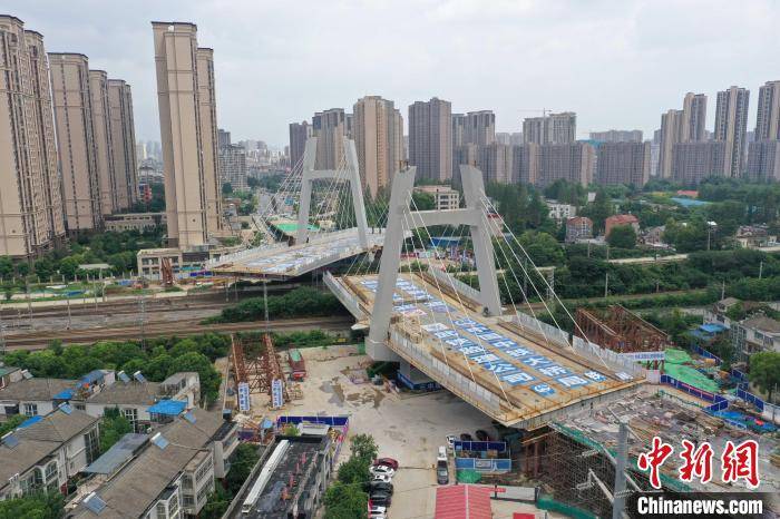 武漢萬噸級「空中巨無霸」成功轉體跨越京廣鐵路線