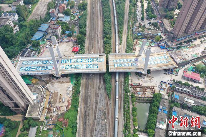 武漢萬噸級「空中巨無霸」成功轉體跨越京廣鐵路線
