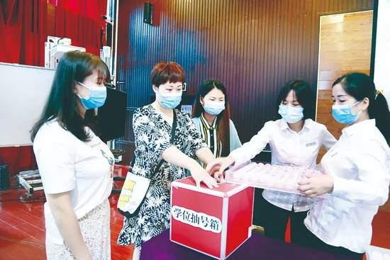 200餘人的學生名單，牽出區教育局局長貪腐案