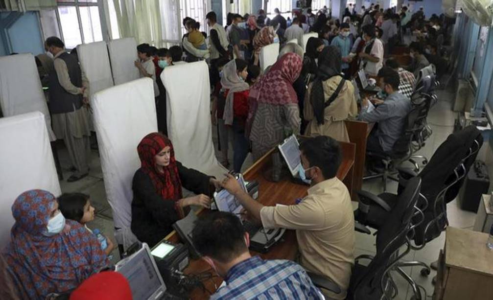 阿富汗局勢｜護照部門即日重啟 首批2.5萬本護照供申領