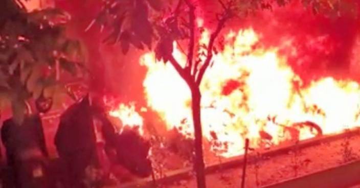 荔景邨14電單車遭縱火焚毀 嚇煞街坊多人報警