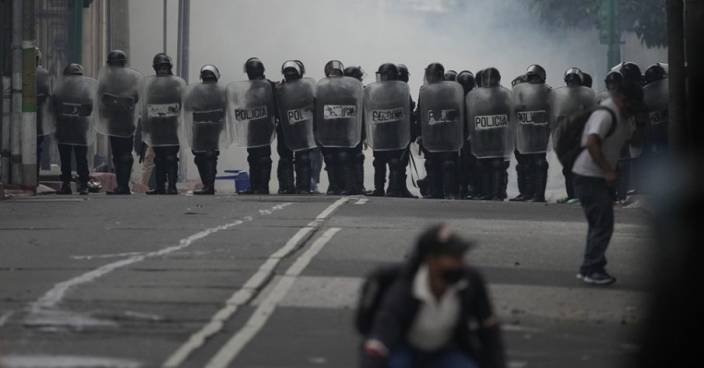 危地馬拉退伍軍人抗議政府拒給補償金 闖國會縱火燒車
