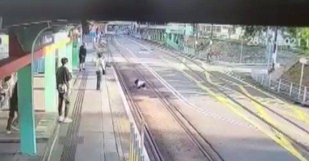 一名女子下午在屯門輕鐵大興北站遭人推落路軌。（網上片段）
