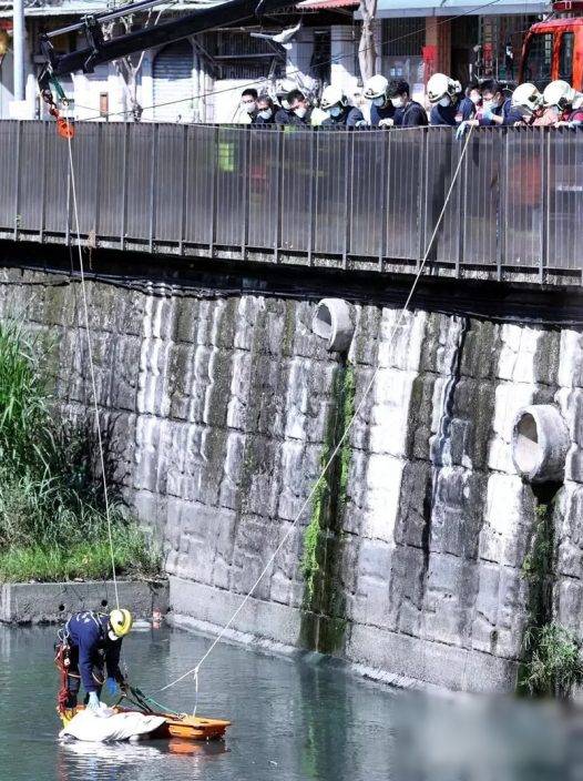 新北水溝驚現無頭無四肢人體軀幹 民眾嚇壞：還以為是模型 兩岸