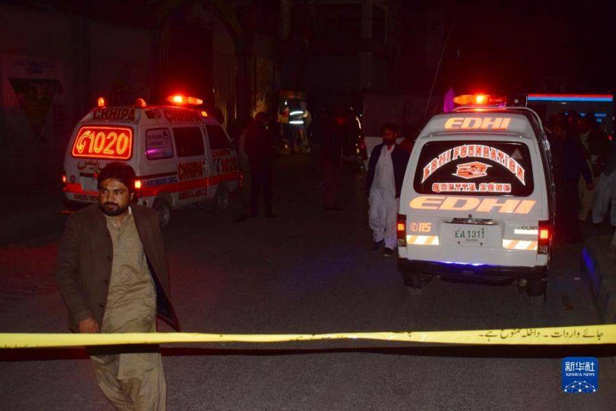12月30日，救護車停靠在巴基斯坦西南部俾路支省首府奎達的爆炸事件現場。nn　　當日，奎達市發生一起爆炸事件，造成至少4人死亡、15人受傷。新華社發（阿薩德攝）