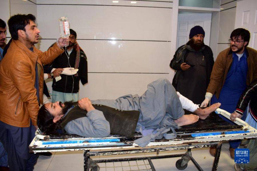12月30日，在巴基斯坦西南部俾路支省首府奎達，爆炸事件的傷者接受治療。nn　　當日，奎達市發生一起爆炸事件，造成至少4人死亡、15人受傷。新華社發（阿薩德攝）