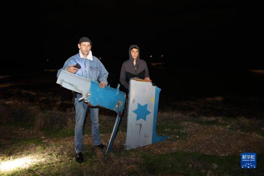 　1月3日，以色列搜救船隻在海法附近海域搜尋。nn　　以色列國防軍3日發佈聲明說，一架軍用直升機當晚在該國北部海法附近海域墜毀，機上兩名飛行員死亡，另有一名機組成員受傷。nn　　新華社基尼圖片社
