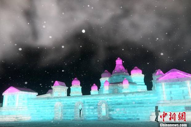1月10日，黑龍江省哈爾濱市迎來降雪天氣，冰雪大世界園區紛紛揚揚的雪花，落在各種美輪美奐的冰雕、冰建上。晶瑩的冰雪，把冰雪大世界梳妝成純美的童話世界。