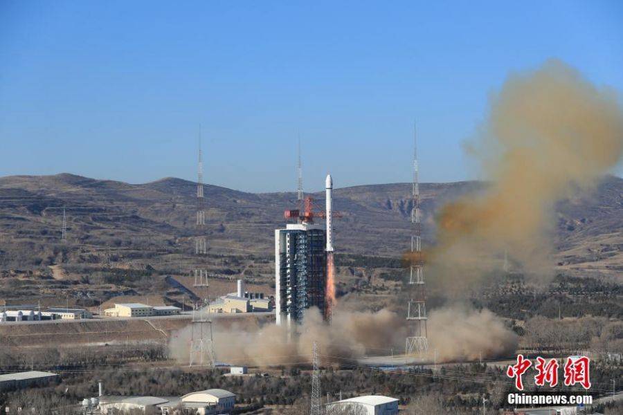 北京時間1月17日10時35分，中國在太原衛星發射中心用長征二號丁運載火箭，成功將試驗十三號衛星發射升空，衛星順利進入預定軌道，發射任務獲得圓滿成功。中新社發 許春雷 攝