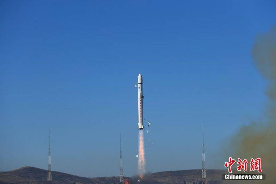 北京時間1月17日10時35分，中國在太原衛星發射中心用長征二號丁運載火箭，成功將試驗十三號衛星發射升空，衛星順利進入預定軌道，發射任務獲得圓滿成功。中新社發 許春雷 攝