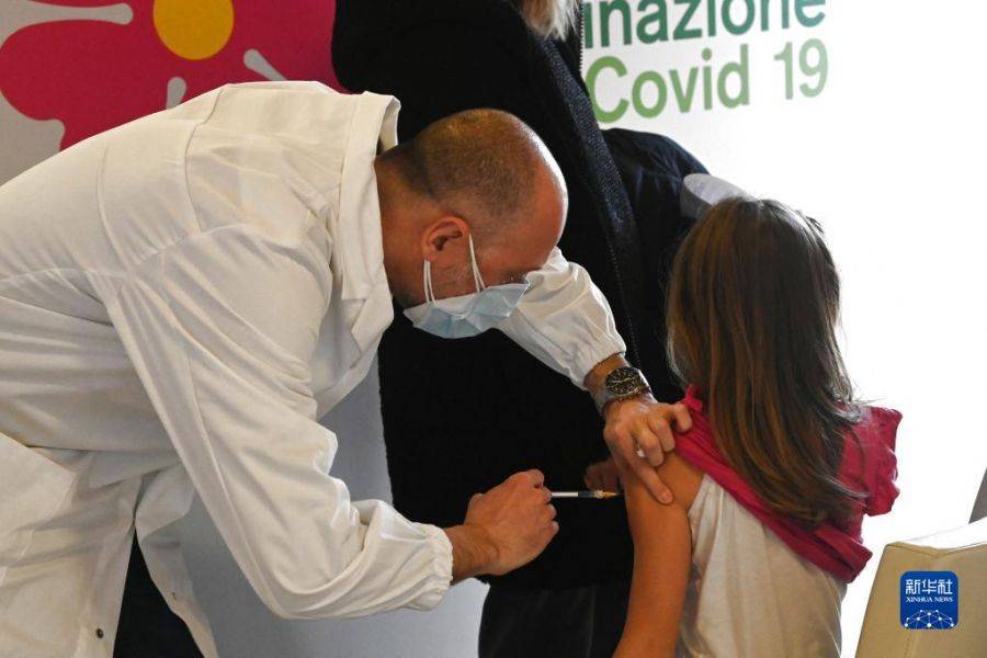 1月16日，一名兒童在義大利博洛尼亞一處新冠疫苗接種中心接種新冠疫苗。nn　　當日，此新冠疫苗接種中心舉行開放日活動，民眾無需預約即可前往該機構接種新冠疫苗。nn　　新華社發（賈尼·斯基基攝）