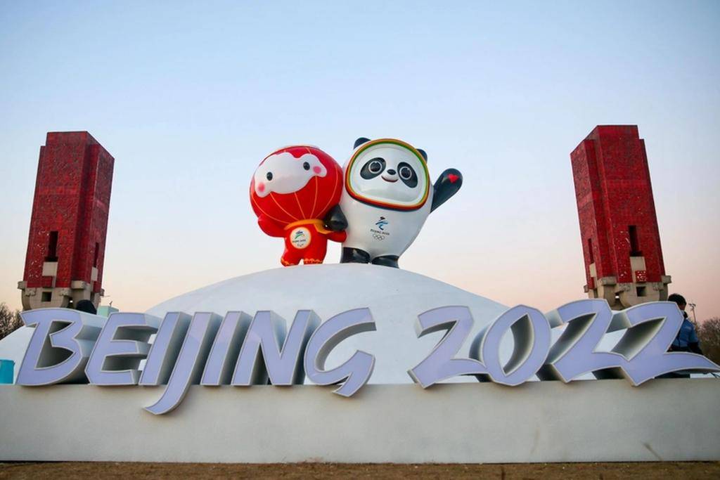 北京冬奧允運動員領獎台短暫摘口罩