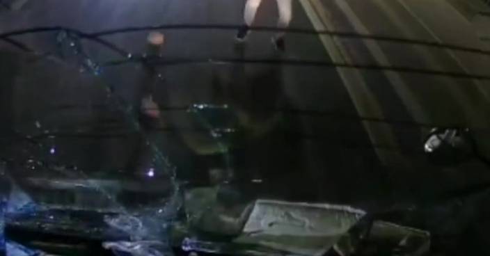 佛山貨車遭多輛私家車追截打爛擋風玻璃 司機無受傷警拘一人