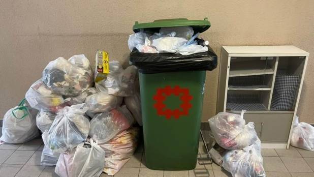 葵涌邨居民批評，樓層走廊已堆滿垃圾，發出臭味，有嚴重衞生問題，他促請當局盡快派人清走垃圾。（網上圖片）