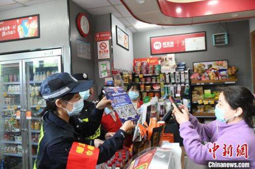 南寧女警與奶茶店合作反詐防騙 宣傳受「90後」青睞