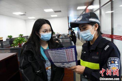 南寧女警與奶茶店合作反詐防騙 宣傳受「90後」青睞