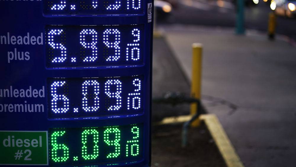 美禁俄石油進口 三藩市油價飆兩成平價加油站大排長龍