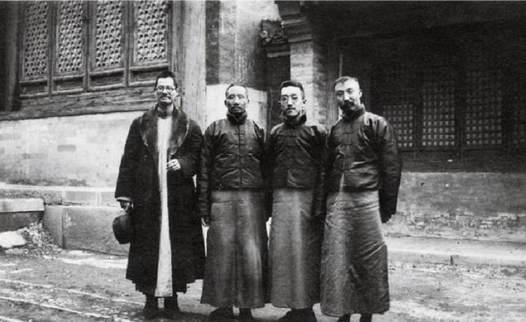 1920 年3 月14 日，胡適（右二）與李大釗（右一）、蔡元培（右三）、蔣夢麟（左一）在北京西山臥佛寺合影。(網上圖片)