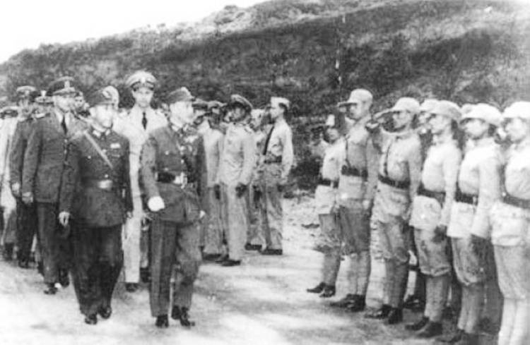 1940年代，蔣介石與戴笠(前右和左)檢閱軍統成員。(網上圖片)