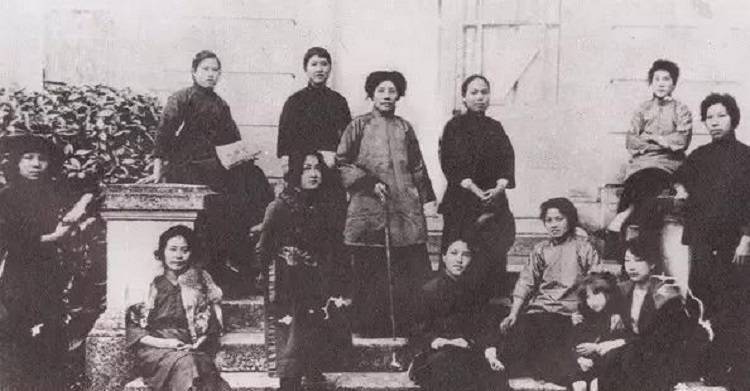 1920年，葛健豪(中)、蔡暢(左一)、向警予(坐者右四)等法國蒙達爾紀女校同學。