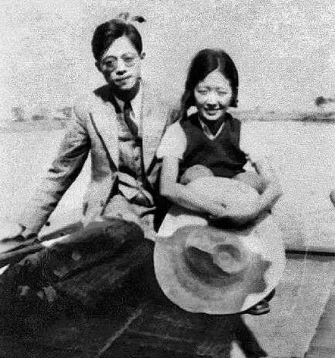 1936年10月，卞之琳(左)和張充和遊覽蘇州。(網上圖片)