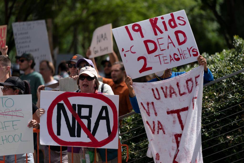 小學槍擊案後美國步槍協會周年大會 數百示威者場外抗議