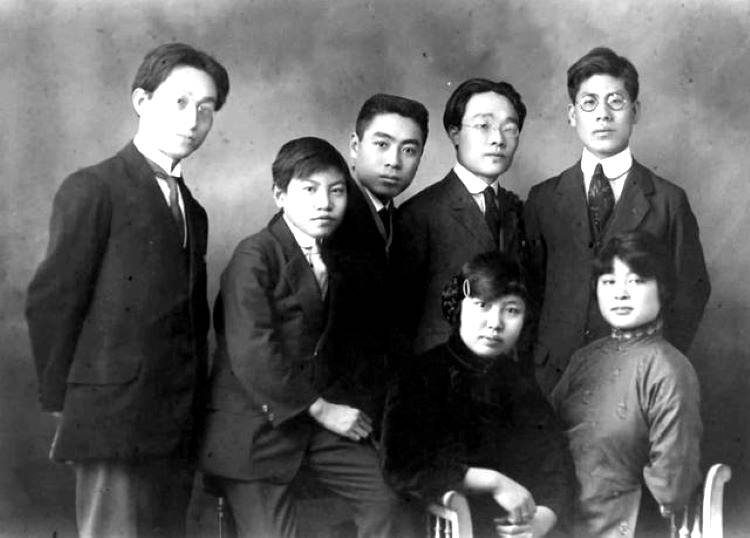 1921年春，張申府(左一)和部分覺悟社成員在巴黎合影。(網上圖片)