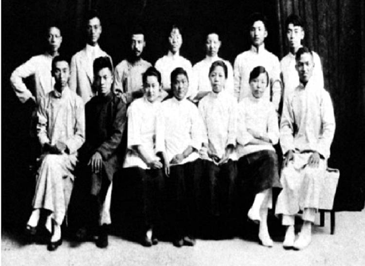 1920年，覺悟社部分成員合影。前排右二和三是劉清揚、鄧穎超，後排右一和五是周恩來、馬駿。(網上圖片)