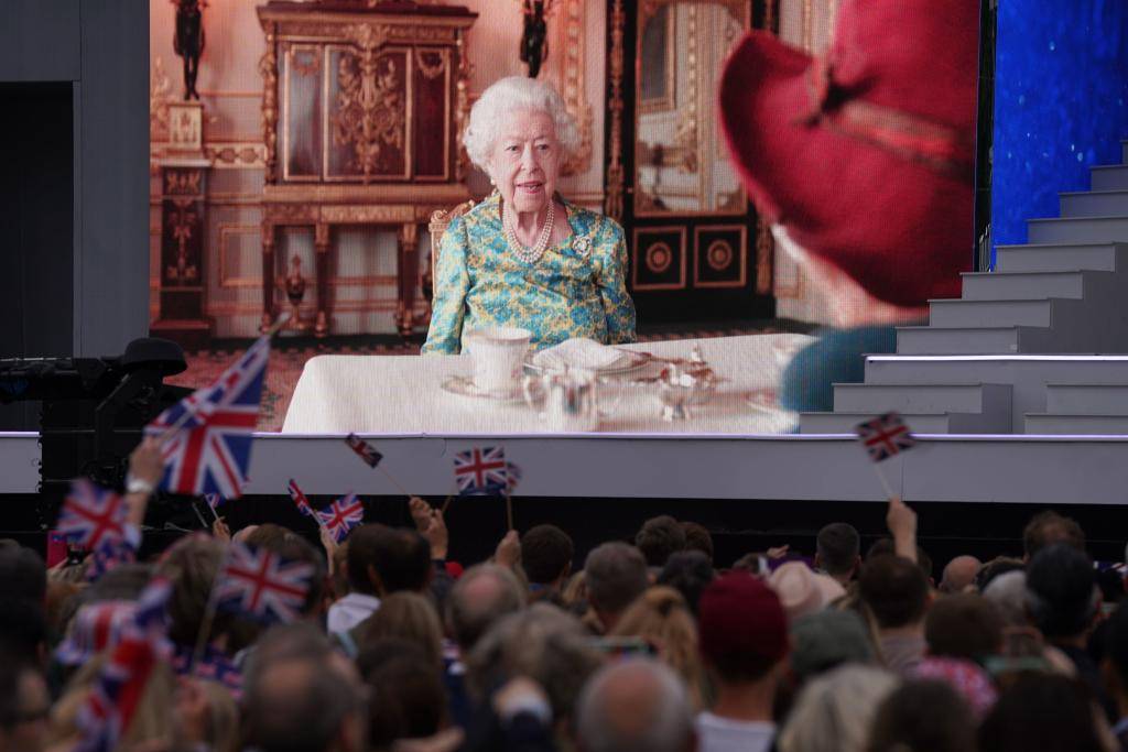 與柏靈頓熊喝下午茶 英女皇為白金禧演唱會幽默開場
