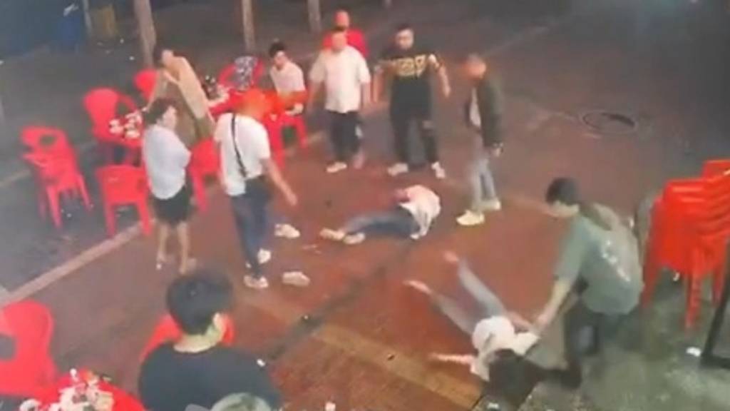 9名男子當街圍毆女顧客。(圖/翻攝自微博)