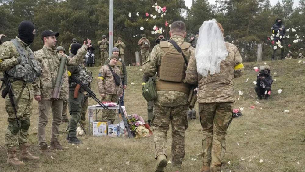 俄烏局勢｜烏東軍隊舉行戰時婚禮 新人：日子還是要過下去