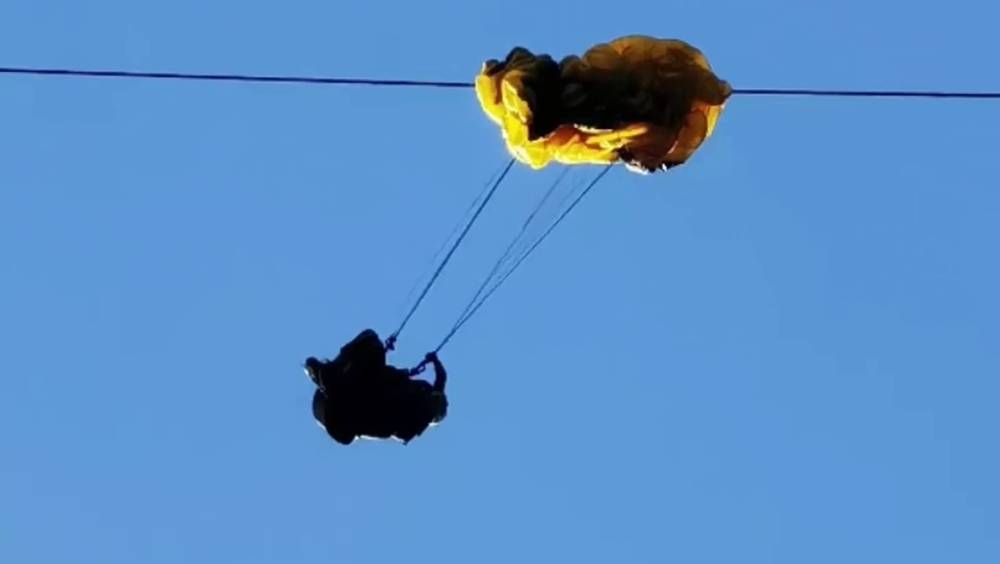 女滑翔傘愛好者被困高壓電纜10多小時 繩索高手百米高空救援