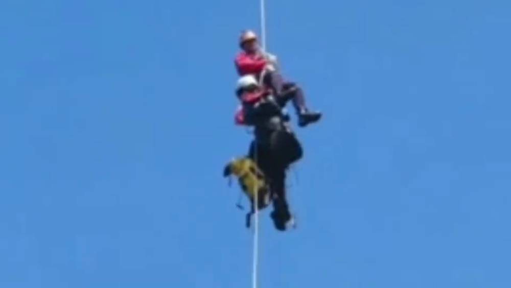 女滑翔傘愛好者被困高壓電纜10多小時 繩索高手百米高空救援