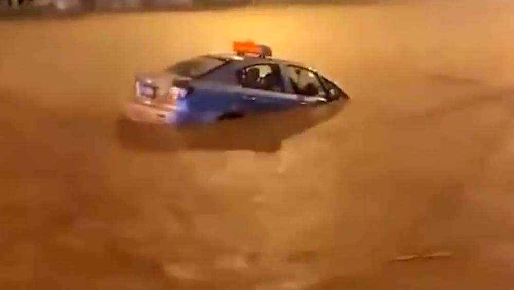 重慶部分地區水浸嚴重水深過腰 的士積水中漂浮