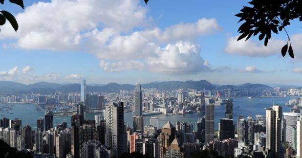 梁志堅接受本台專訪時表示，香港過去25年樓價上升單純因為供應不足，情況並不健康。（新華社資料圖片）