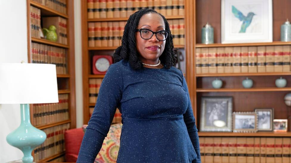 傑克遜就職成美首位非裔女大法官 打破最高法院白人男性優勢
